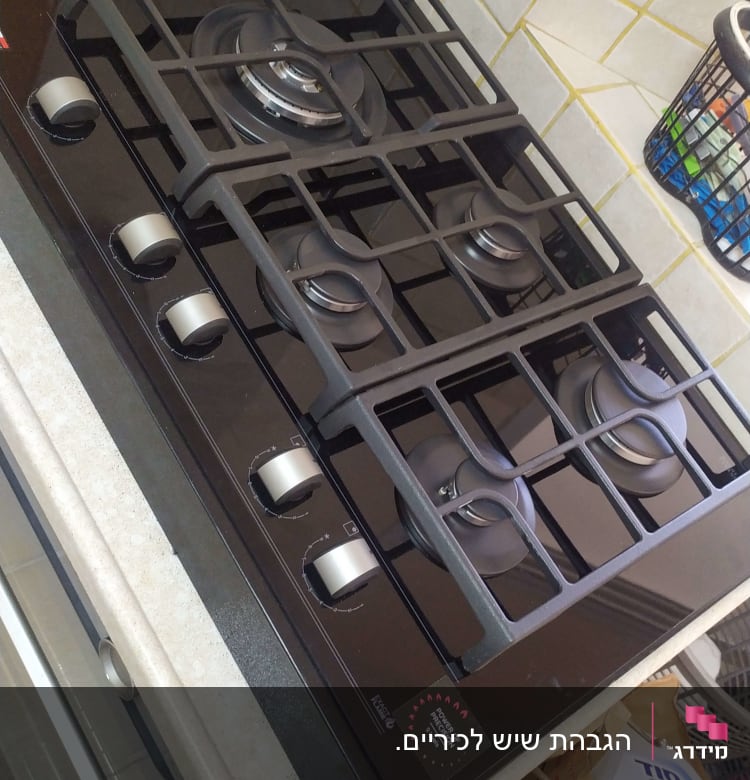 כיריים על משטח שיש במטבח